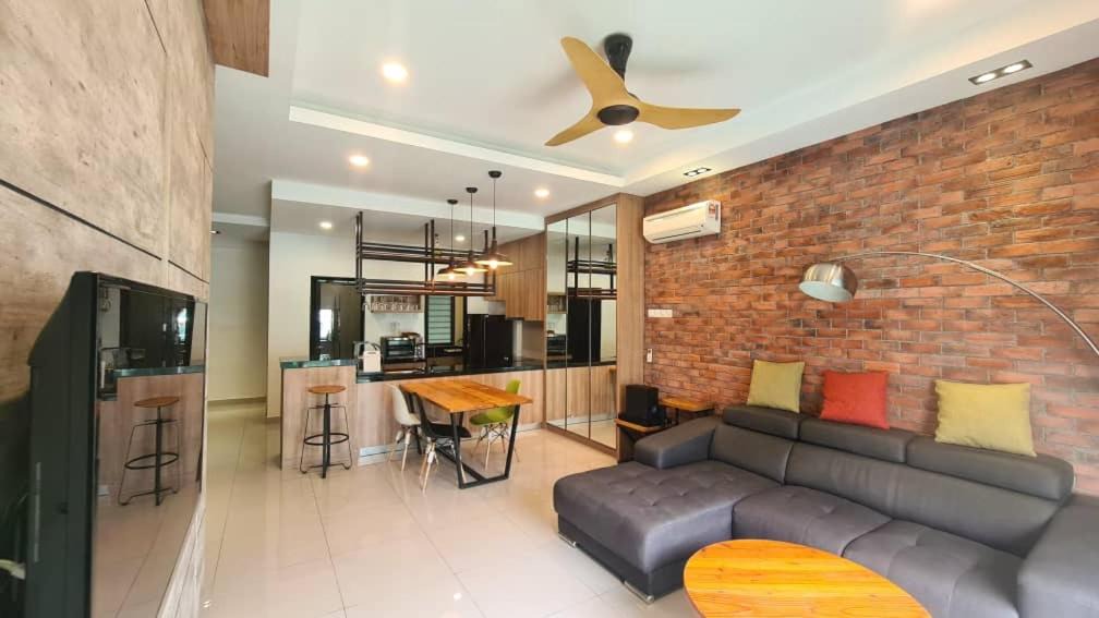 Taman Mount Austin Apartment | Palazio Mount Austin Modern Stylish 3 bedrooms balcony pool view high floor by GDRAGON HomeStay