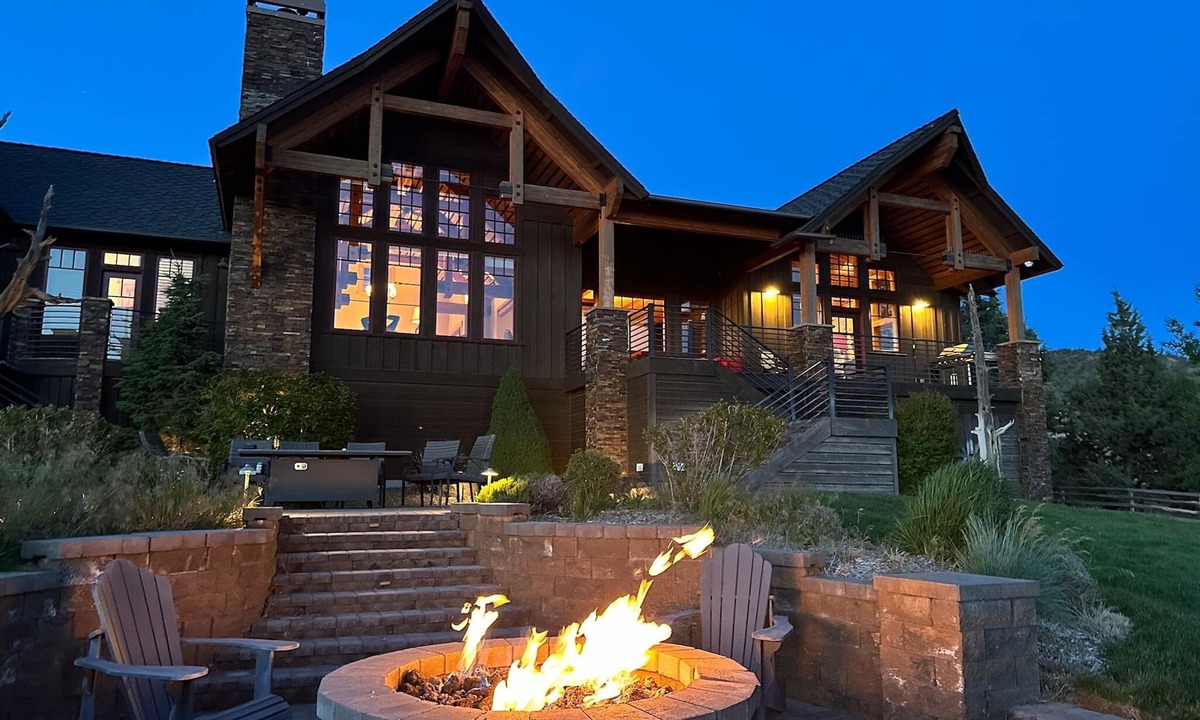 Powell Butte House | Panoramic Cascade Views from a Sprawling Residence in Brasada Ranch