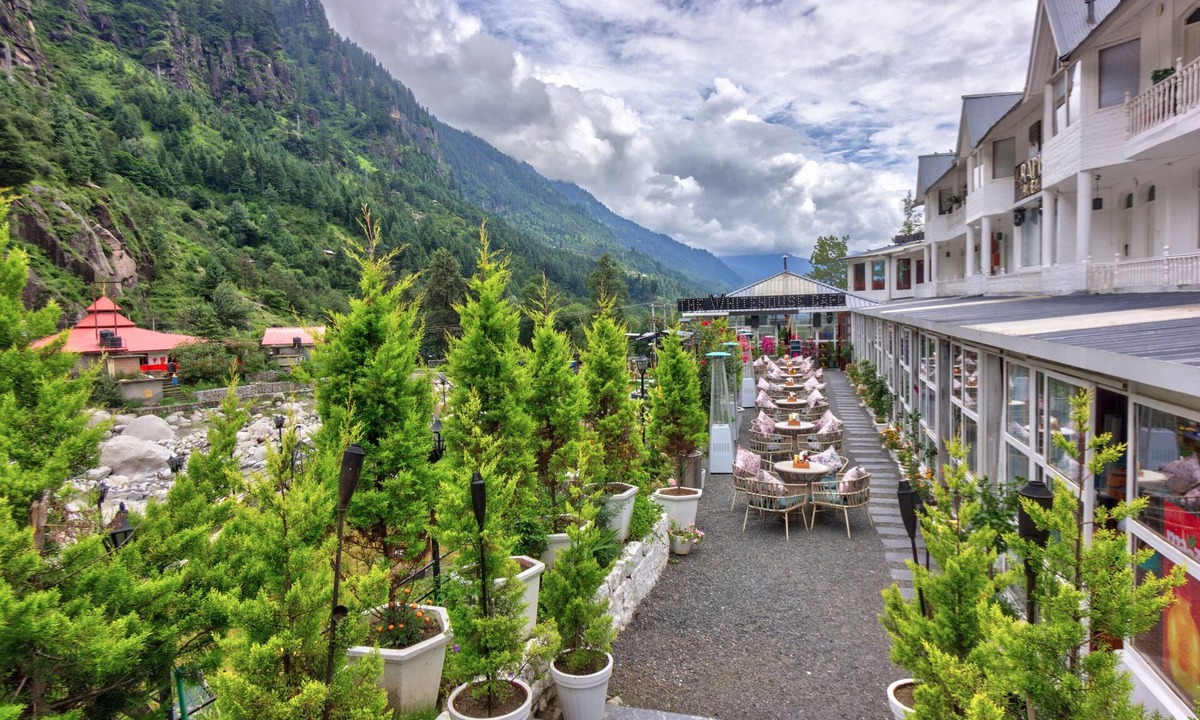 Manali Hotel | PARADISE - The Whitehouse Cafe