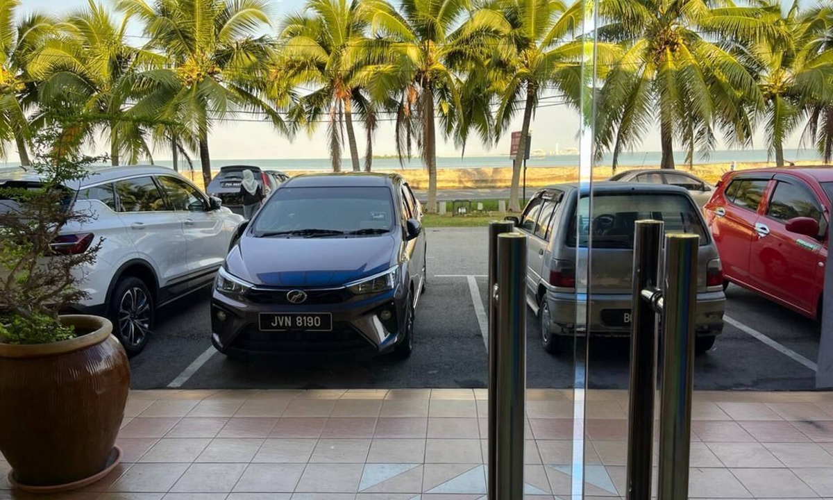 Kampung Ayer Meleleh Hotel | PD Sea Front Hotel