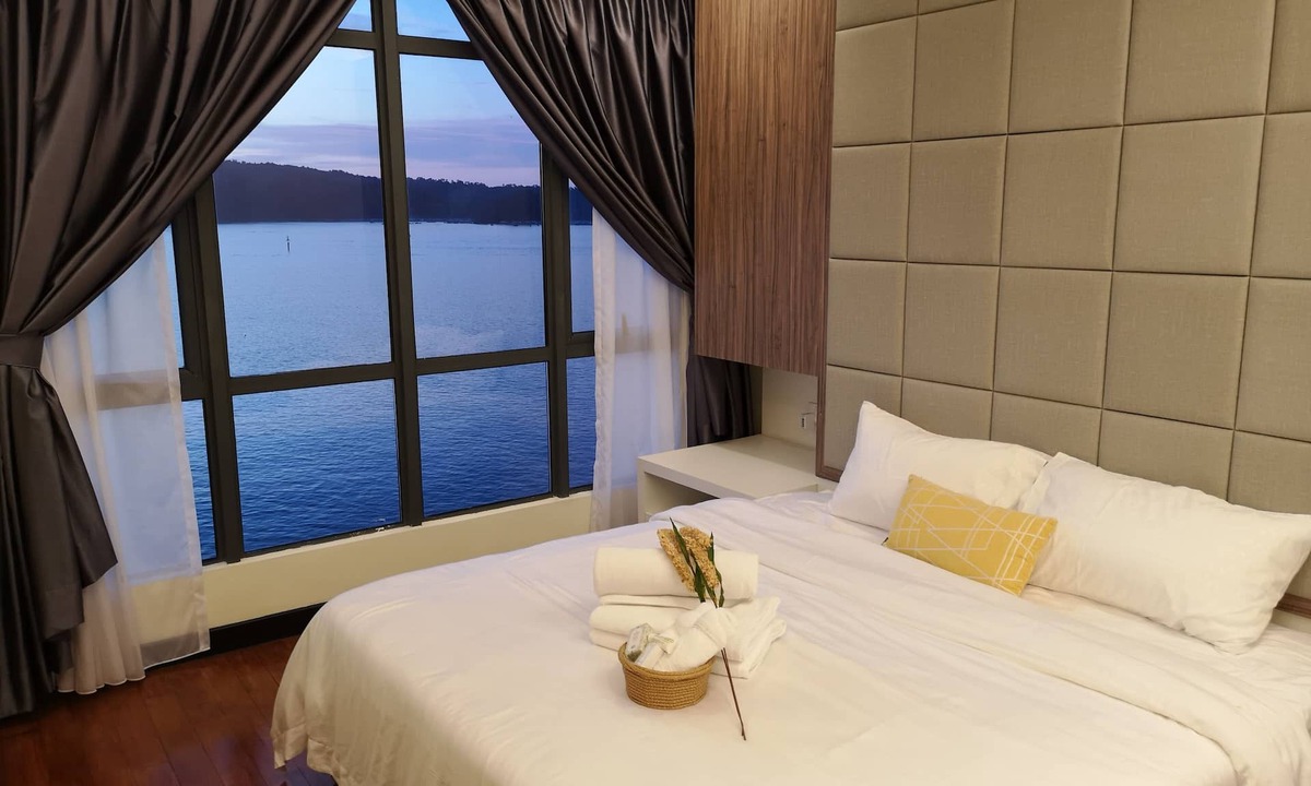 Downtown Kota Kinabalu Apartment | Pelagos Suites. Sunset Seaview with infinity pools 4B3R LUXURY 10PAX