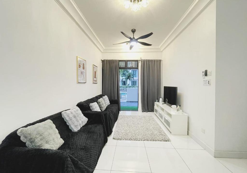 Taman Bukit Mewah Apartment | PLATINO SERVICE APARTMENT, 2BR Family Suite, Next to Paradigm mall JB with Big Patio & Pool Access,