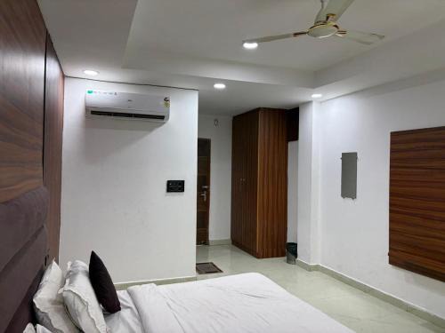 Sector 27 Hotel | PLAY HOTEL BUDHA TOWER sector 18 metro