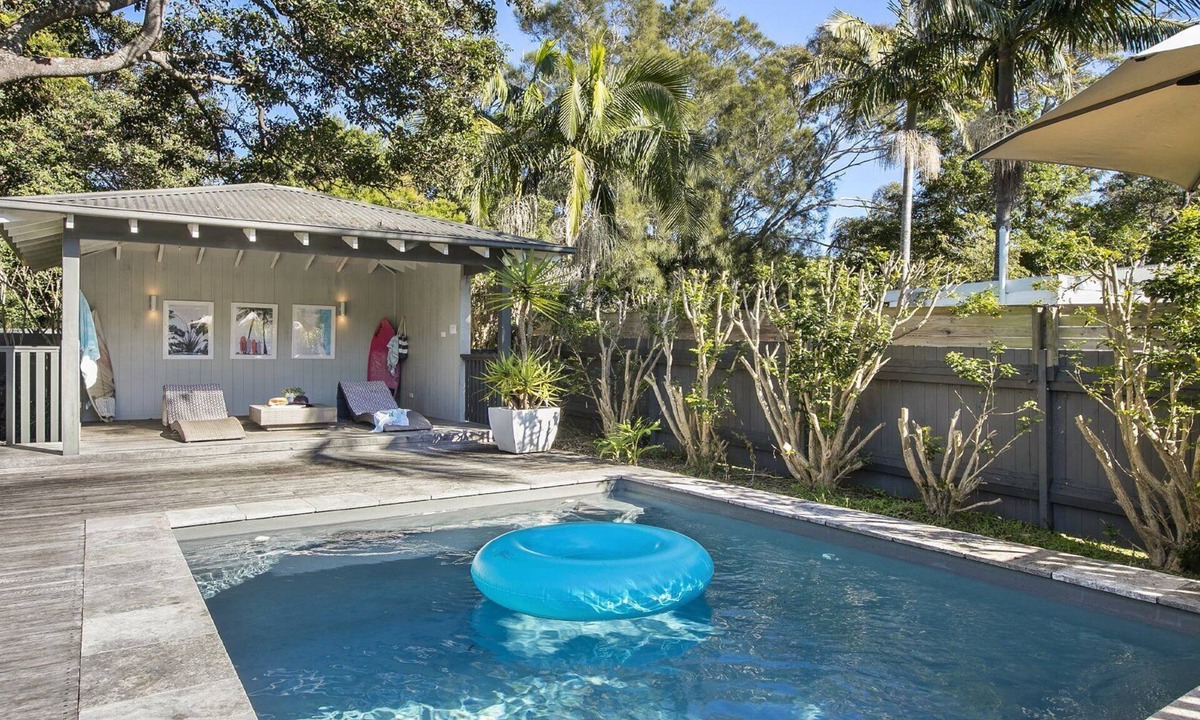 Macmasters Beach House | Plunge pool and flat 100m walk to beach