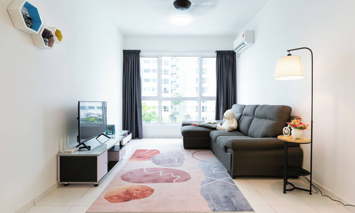 Seri Tanjung Pinang Condo | Pool View 3BR* Walk to SHOPS EAT * AC & Wi-Fi