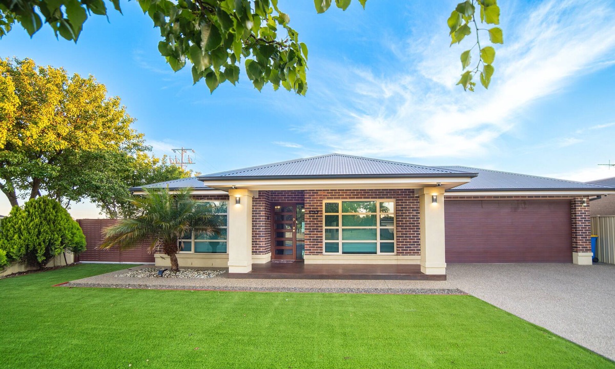 Shepparton House | Popular Grand Villa – Walking Distance to Sports Stadium,McD,KFC,dining & shops