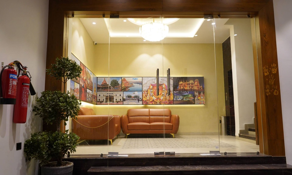Sanwer Hotel | Pravasa Stay Near Luv Kush Square