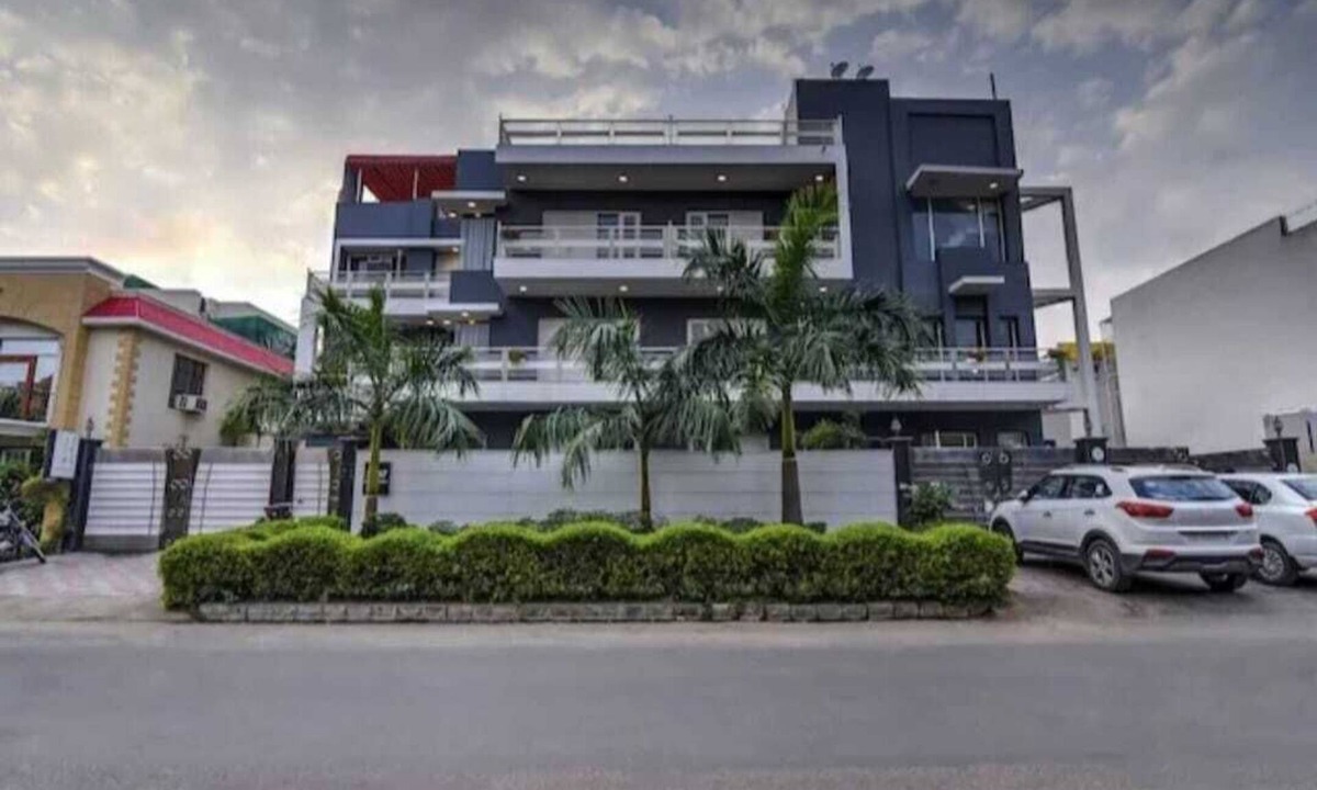 Gurugram Hotel | Prime Sector 49 Oasis: Secure, Amenities, Meals, Near Offices