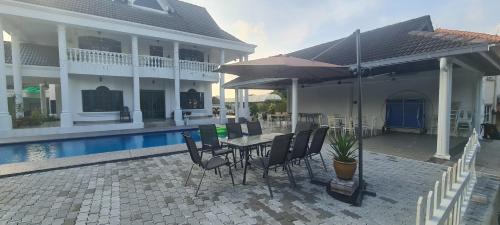 Kuala Lumpur Villa | Private TTDI Villa Pool & BBQ, Pingpong table, 6BR, Sleeps 25pax and family friendly