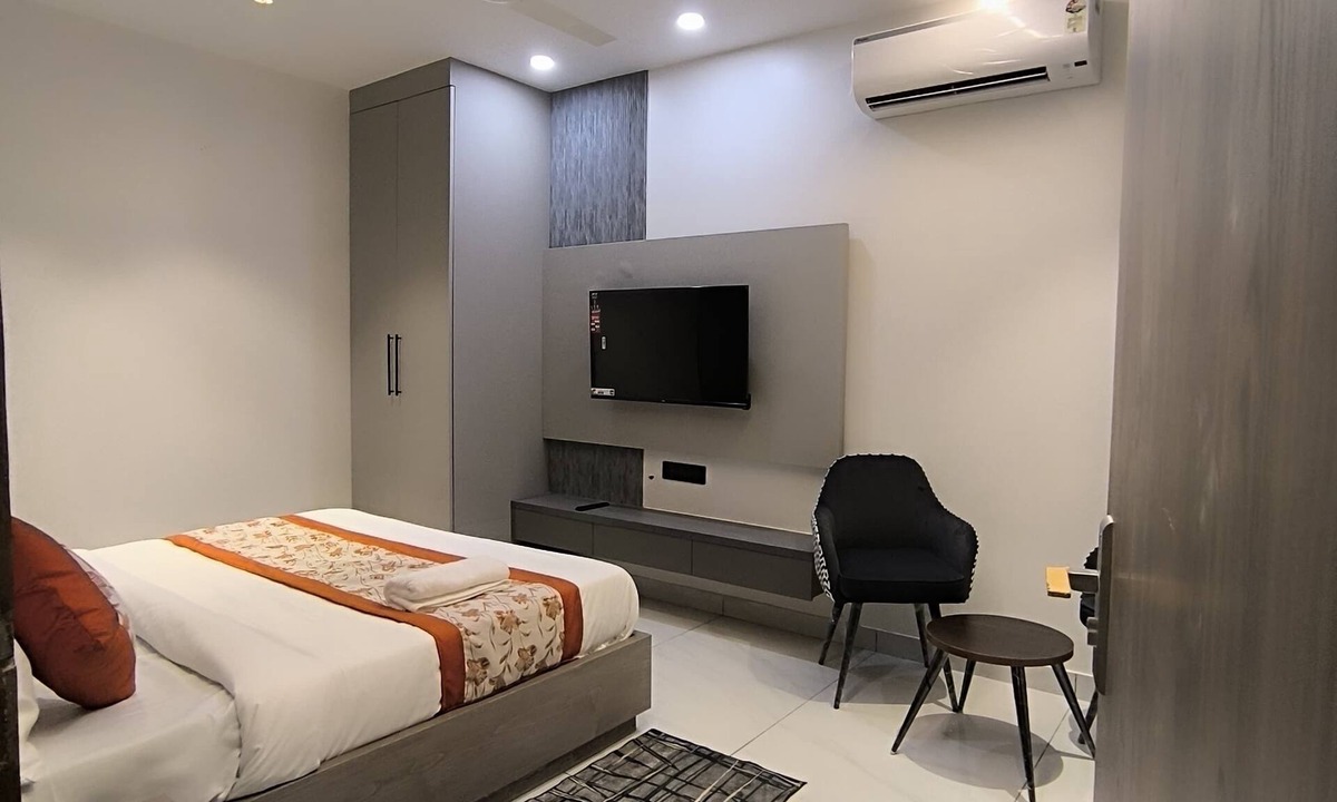 Safdarjung Enclave Hotel | Qotel Comfort Veer Palace Green Park