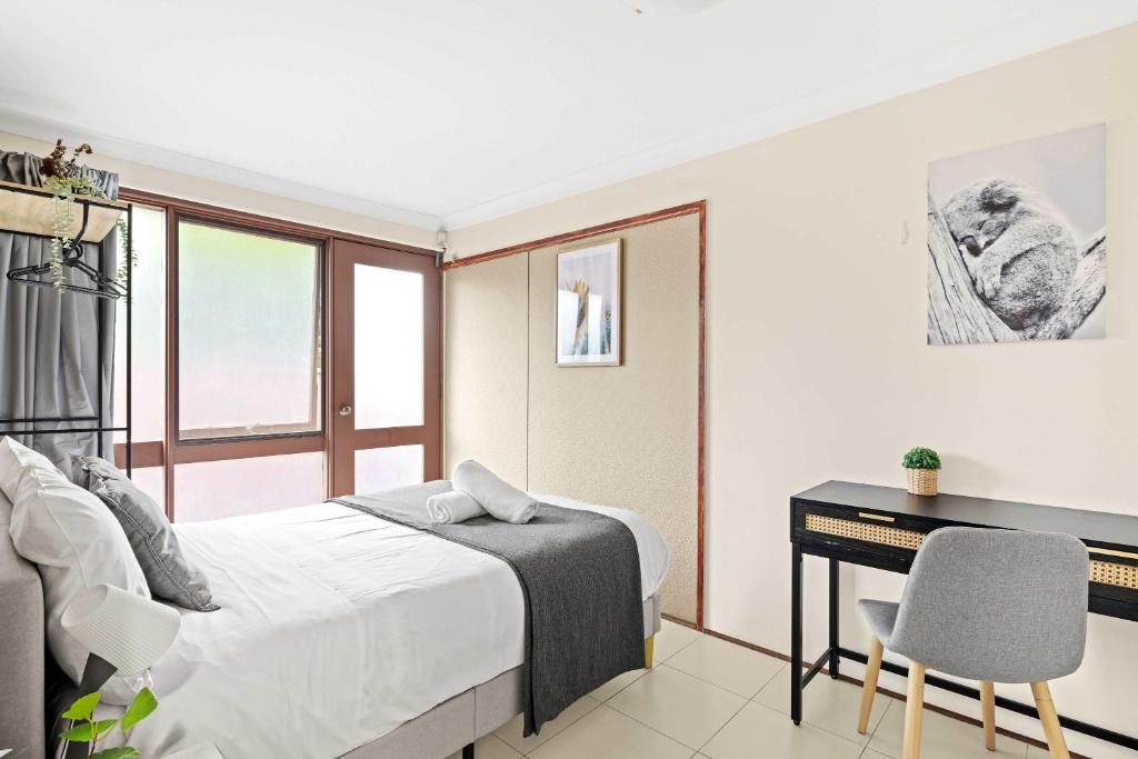 Milperra House | Quaint Double Room - Private Spot at Milperra - Shared Bathroom