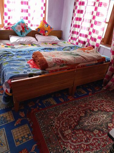 Srinagar House | Queen Palace guest house