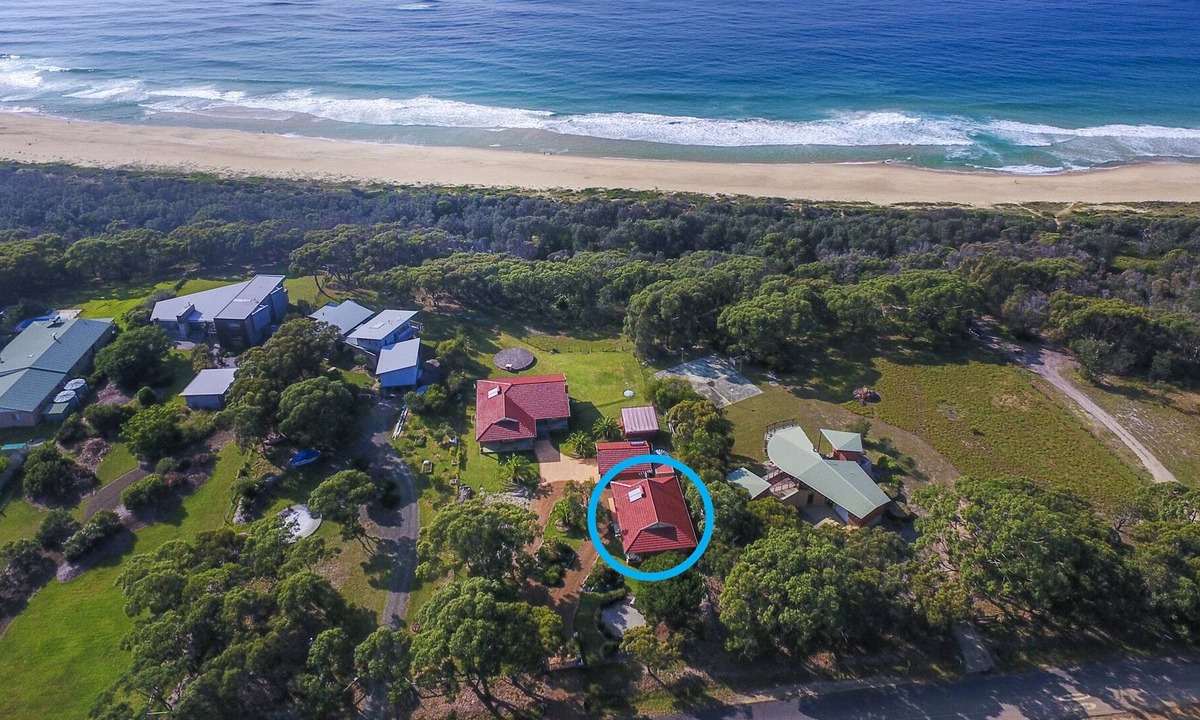 Congo House | Quiet clean villa where the beach meets the bush