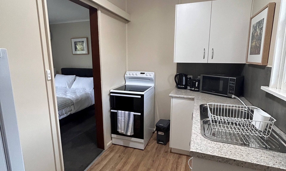 Canowindra Apartment | Quiet Cozy Apartment nnEntire KitchennQueen Bed, 1 Bathroom nCanowindra