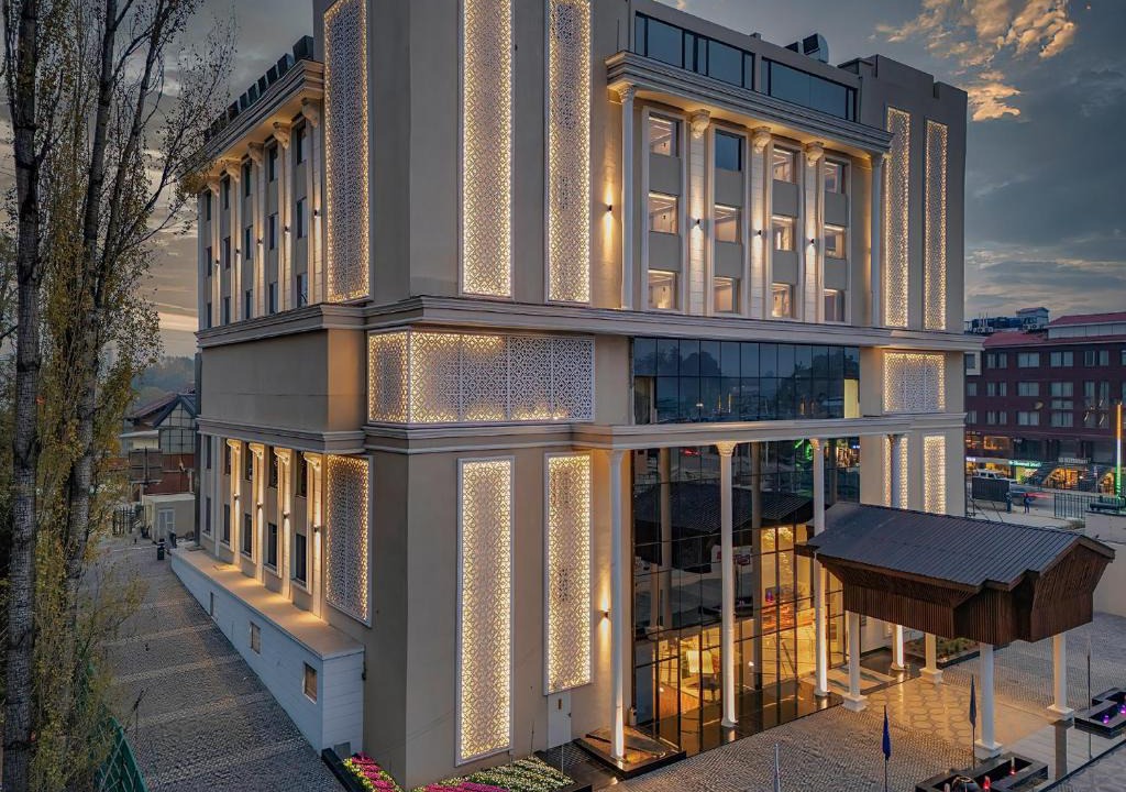 Rajbagh Hotel | Ramada Encore by Wyndham Rajbagh Srinagar