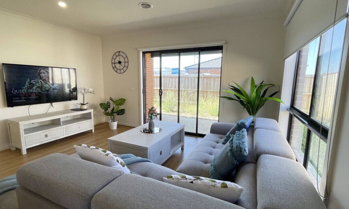 Melton South House | Relax 5 BRMS Rental house Netflix Parking Wifi near Melton
