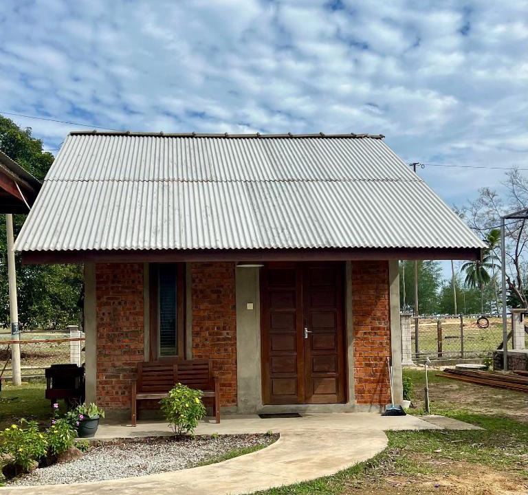 Pantai Penarik Ski Chalet | Rembulan Escape - The Red Bowl