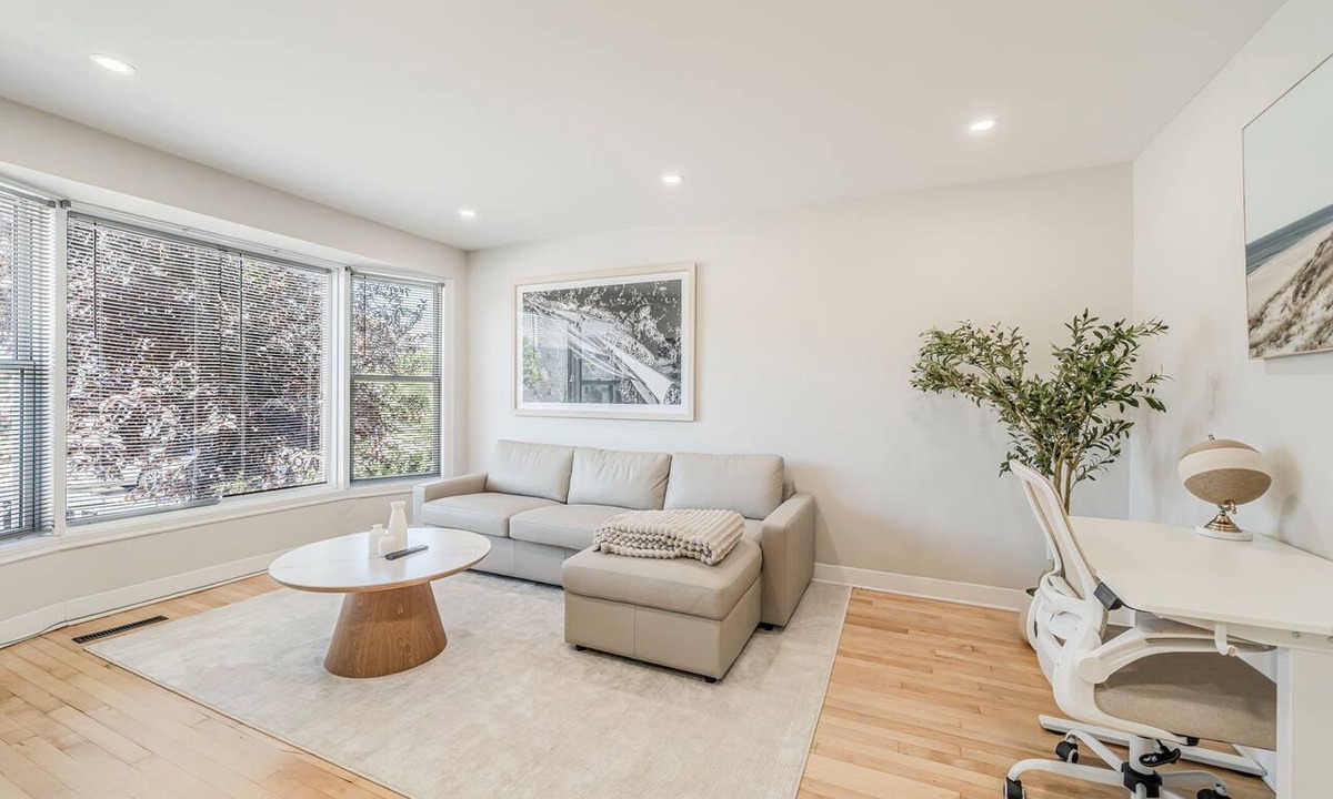 Laval-des-Rapides Apartment | Résidence Robin | 3BR | 4 Beds | 5 Min from Place Bell | 5 Min from Metro