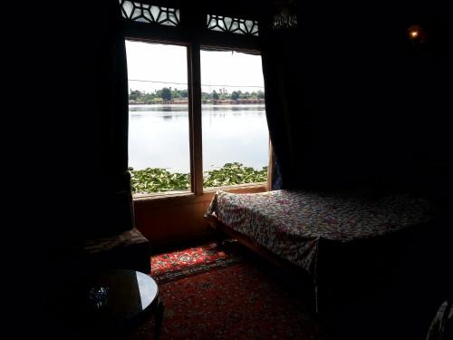 Nagin Bagh Boat Rental | RITZ Houseboats