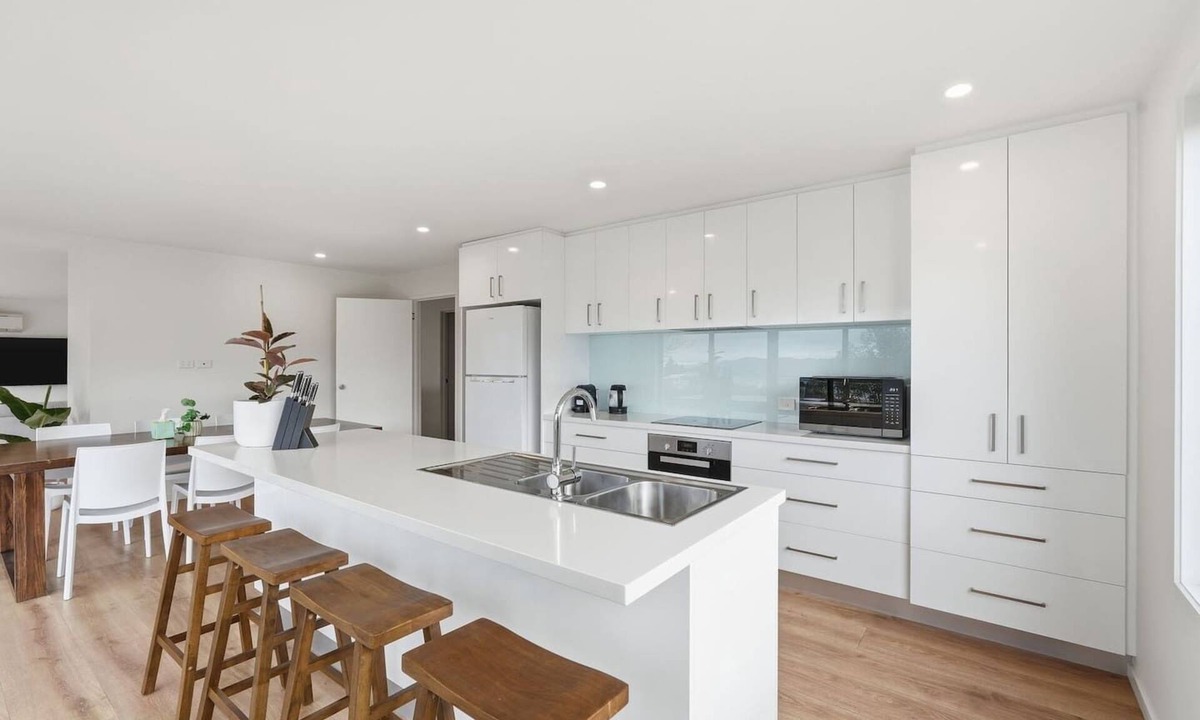 Sandy Bay House | River Views on Edith Ave