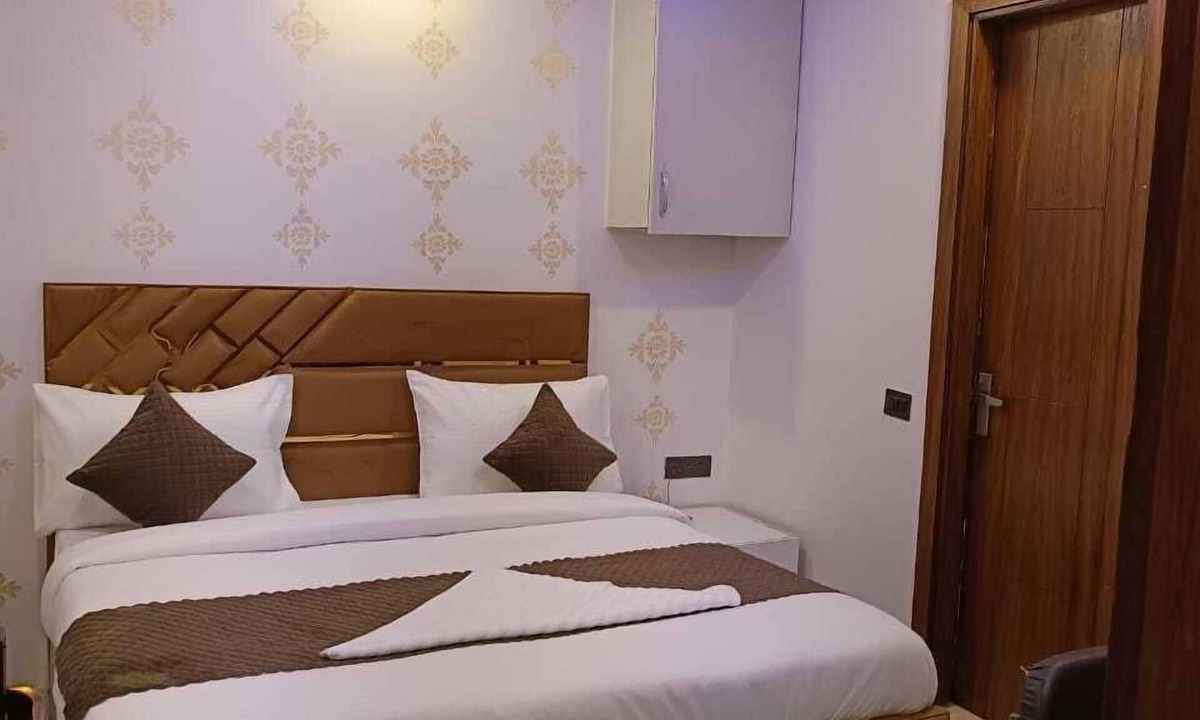 Kalkaji Hotel | Roomshala 061 NK Residency