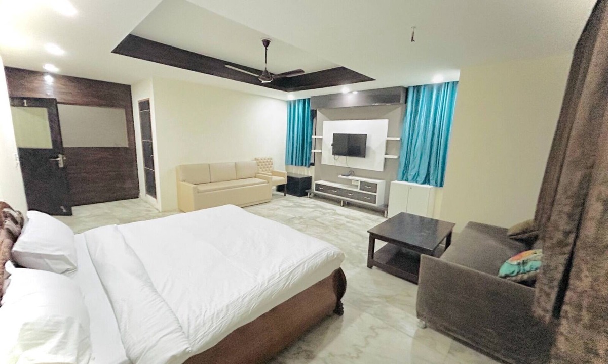 Noida Hotel | Roomshala 074 Hotel Royal Inn
