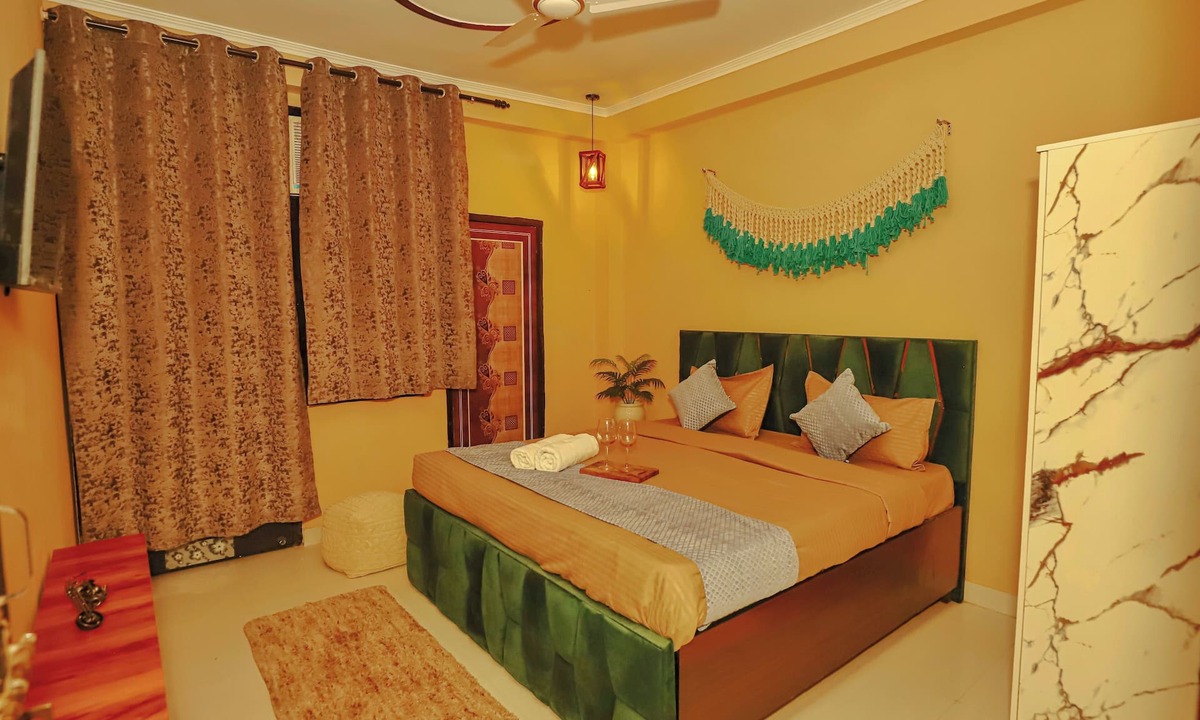 Indirapuram Hotel | Roomshala 115 Satguru Residency