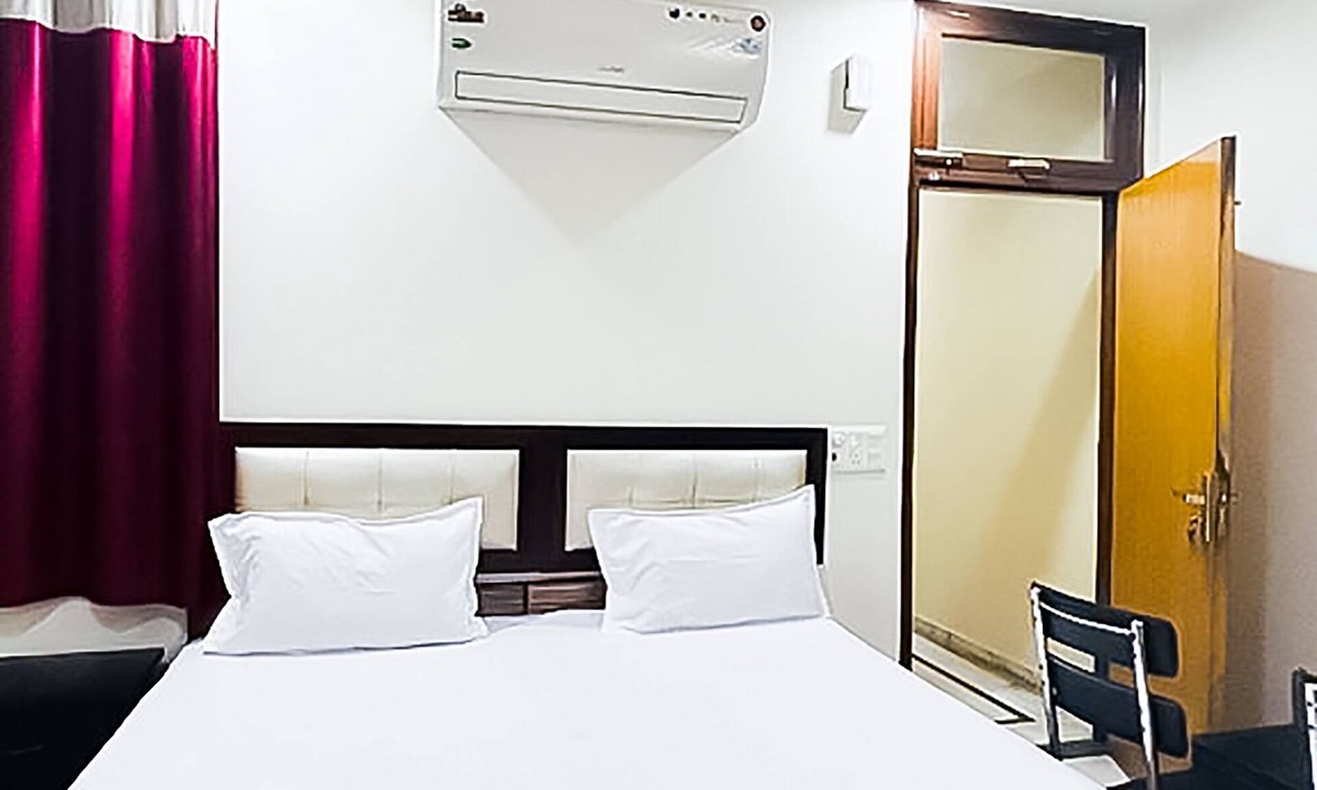 South Extension Hotel | Roomshala 142 Bed Chamber South ex