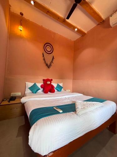 Kadadhe Hotel | Roots
