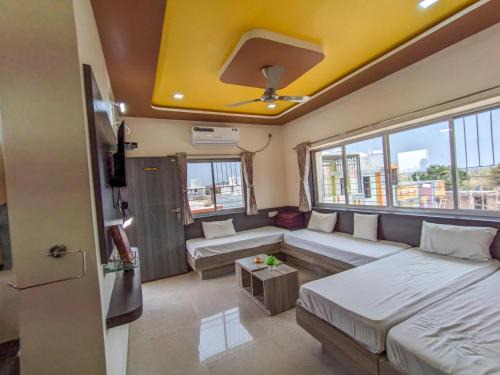 Rajpipla House | Rudra Premium 1 BHK Fully AC