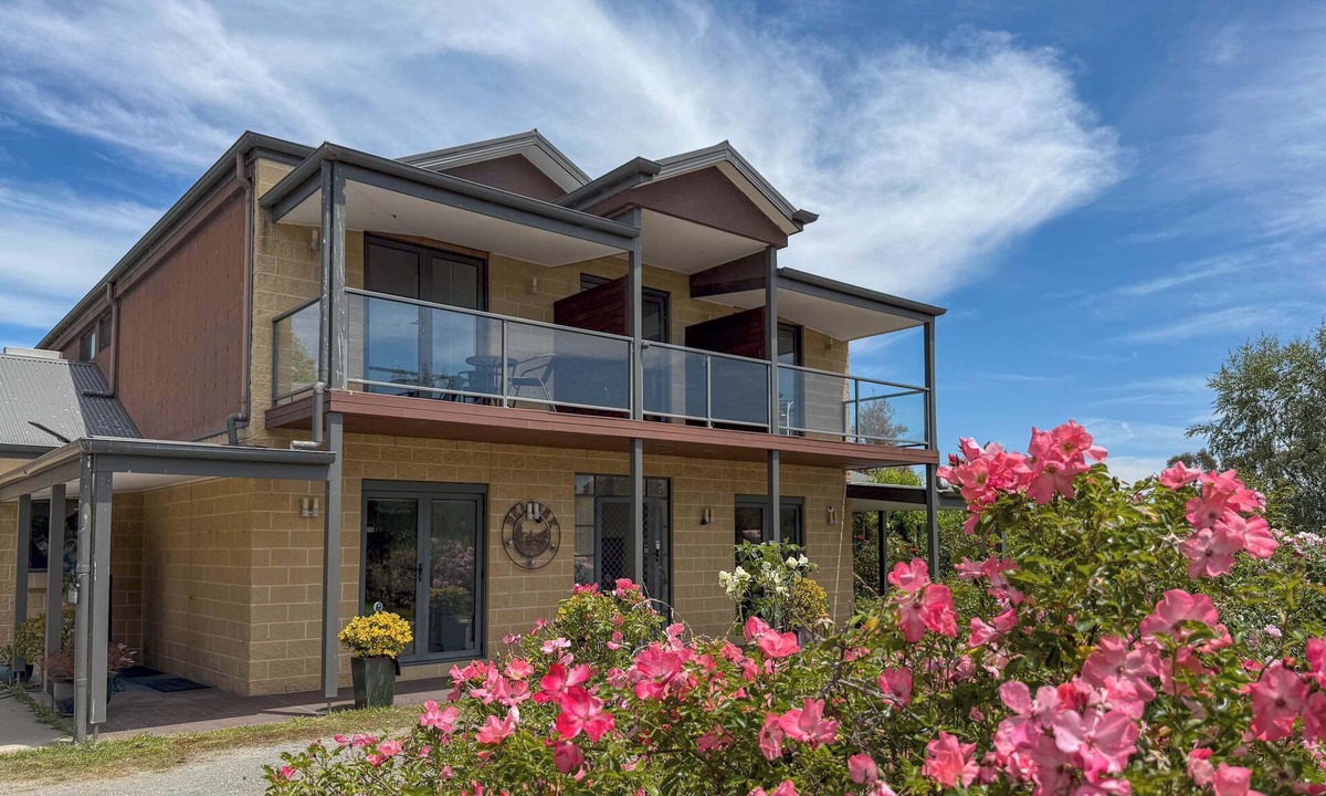 Labertouche House | Rustic Winery Villa | 5BR Stay with Scenic Views