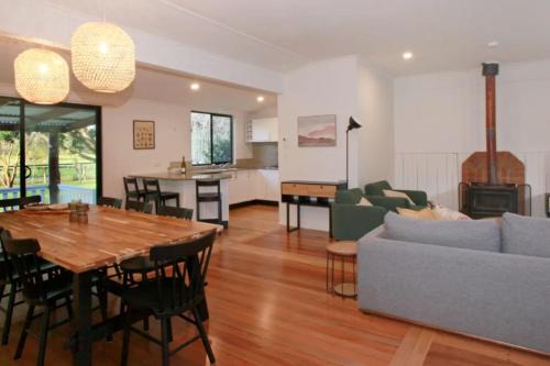 Anna Bay House | Sahara Trails Complex Sleeping groups WiFi Air Conditioning Horse Riding and much more