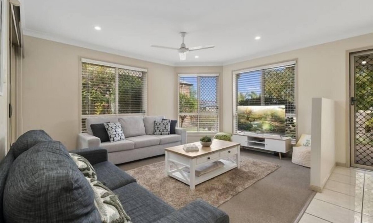 Sandstone Point House | Sandstone Point Family home, Bribie beaches, pet friendly
