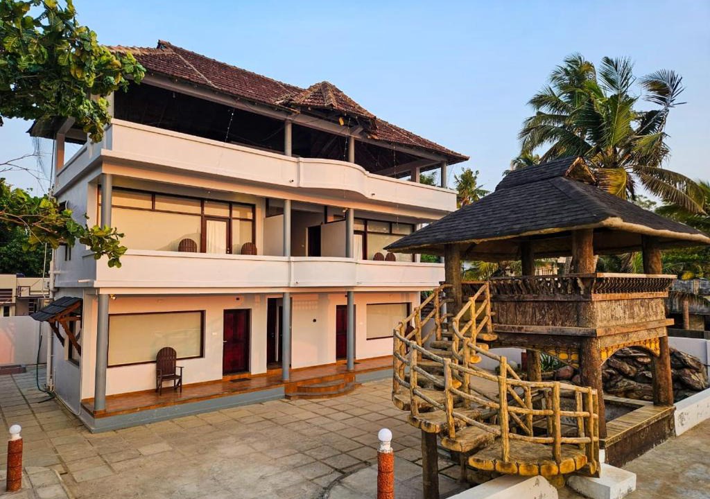 Kuzhuppilly House | Sea View Balcony room - Tide End Beach Villa
