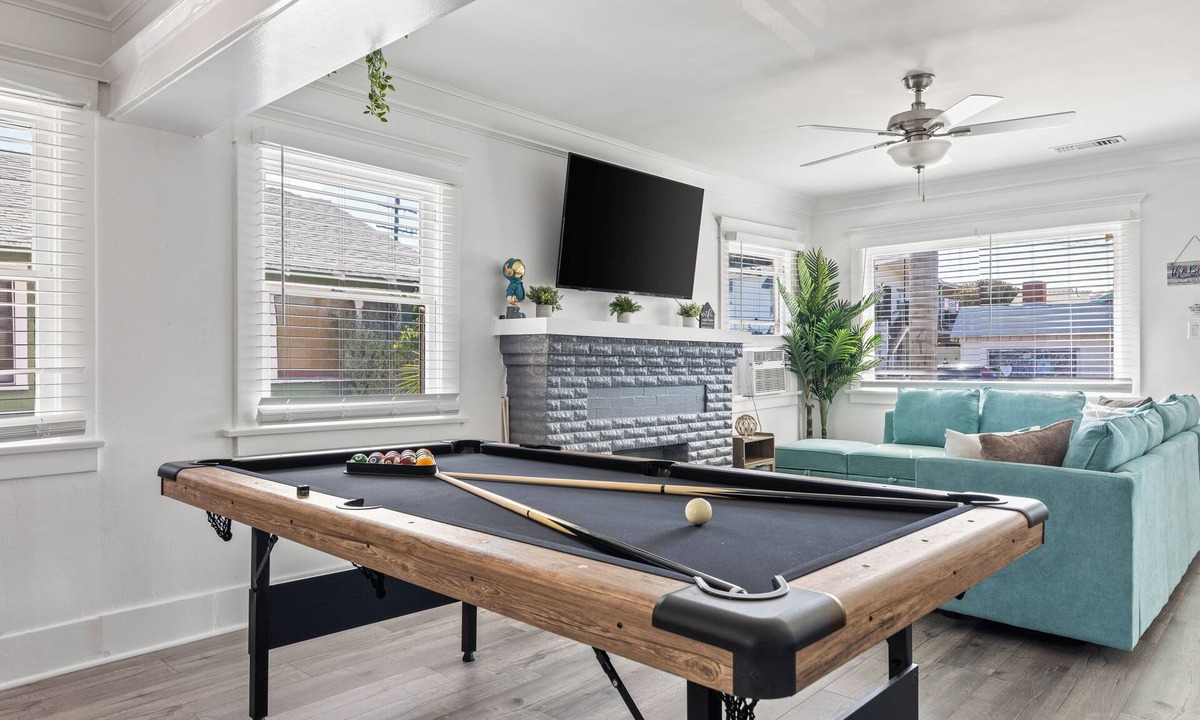 Eastside House | SeaSide Escape, Dedicated Parking, PacMan & Pool Table