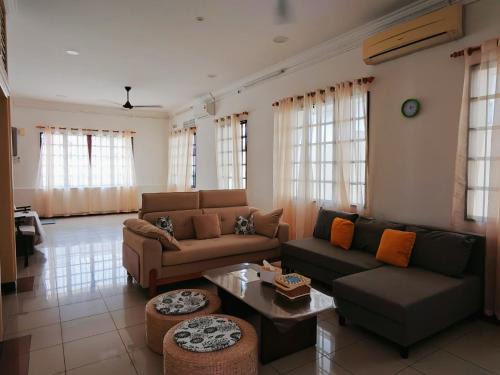 Pekeliling House | Sentul KL Private Cozy Bungalow Homestay - Free Parking & Wifi