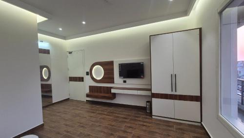 Jalesar Hotel | Shri banke bihari complex