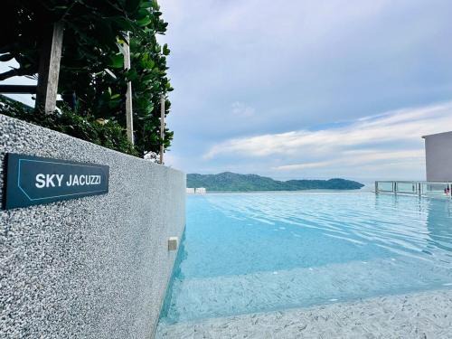Kampung Sungai Nibong Apartment | Sky Pool Luxury Sea View Near Penang Airport 9pax