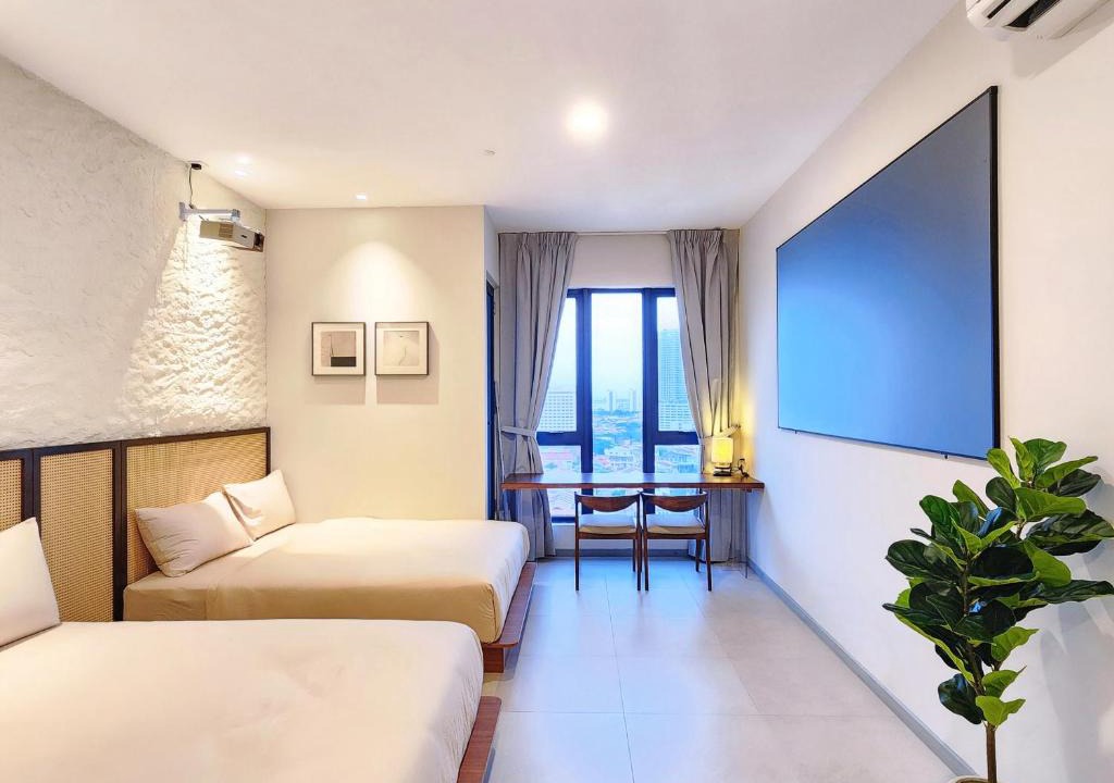 Downtown George Town Apartment | SkyPool at 22Macalisterz - Georgetown City Centre, 4pax by PG Home