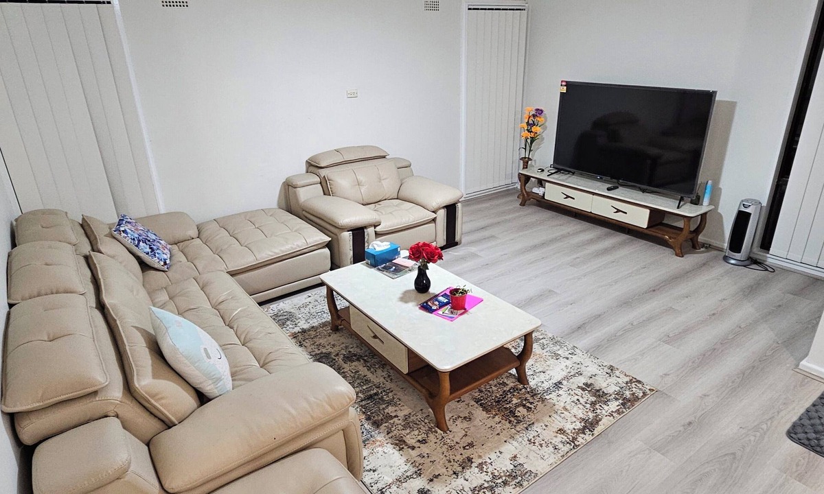 Airds House | Spacious 3BR Home for Family & Work Stays Near Campbelltown | Parking Fast WiFi