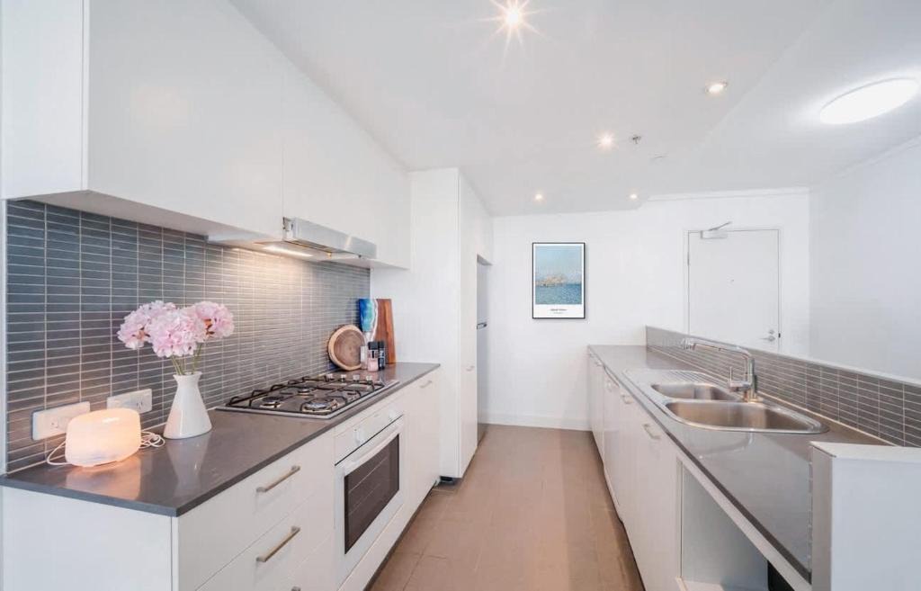 Wolli Creek Apartment | Spacious 3BR Waterfront Apt Pool Gym Free Parking