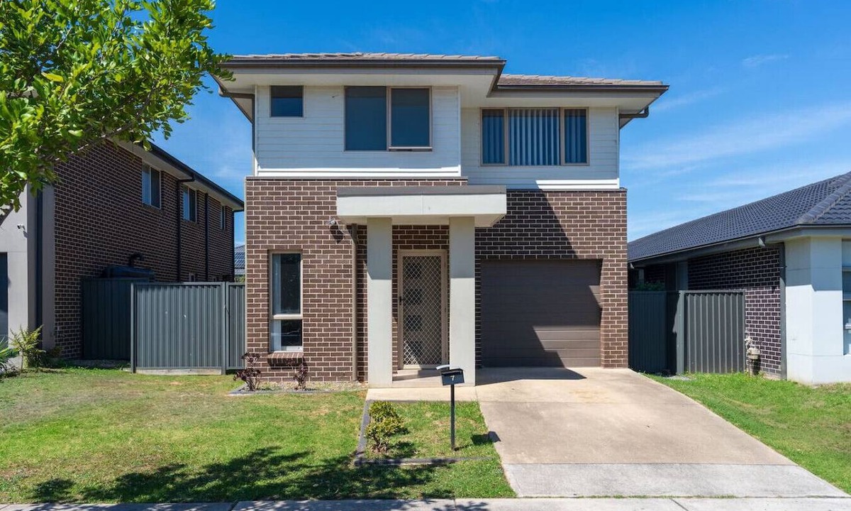 Werrington House | Spacious 4-Bedroom Home | Near University & Shops