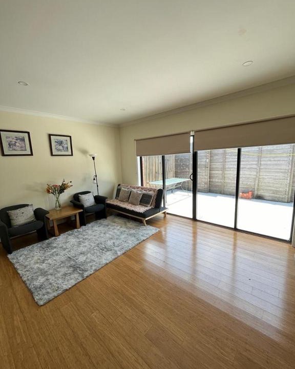Glenroy House | Spacious & Sunny 2BR with garage,11 min to airport