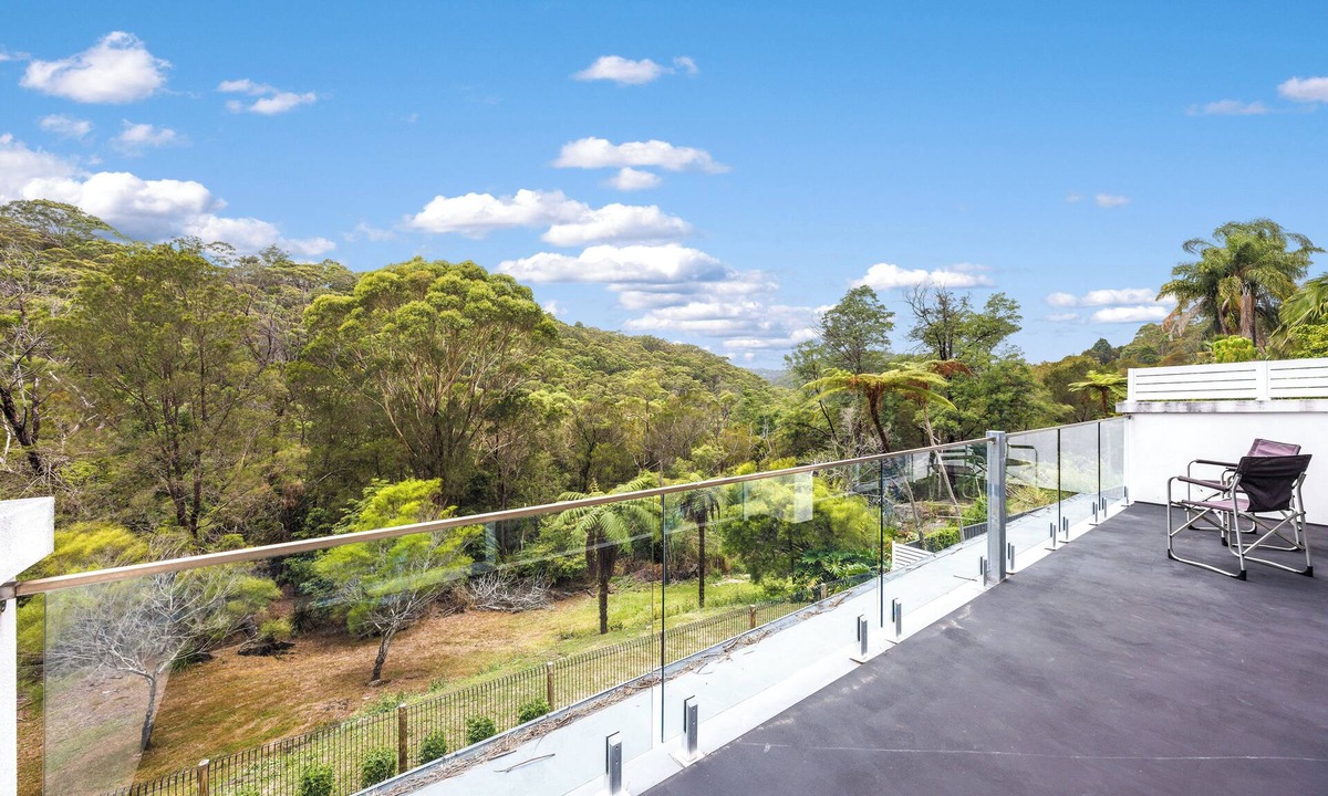 East Killara House | Spacious & Sunny House, Fantastic Bush Views, quiet and central location