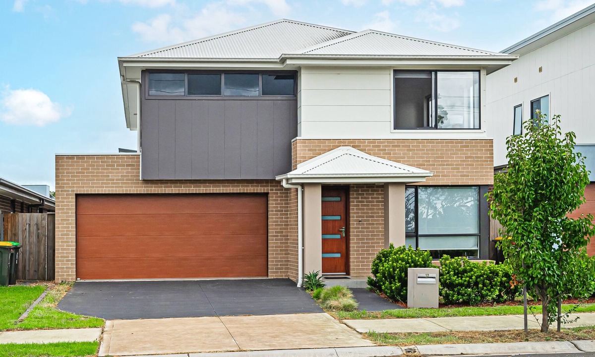 Catherine Field House | Spacious two-level 4br Home in Catherine Field