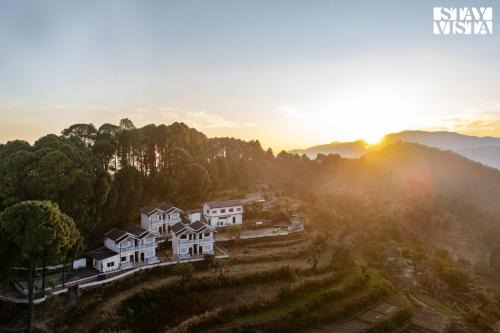 Lansdowne Hotel | StayVista at Hill Top Heaven with BBQ & Bonfire