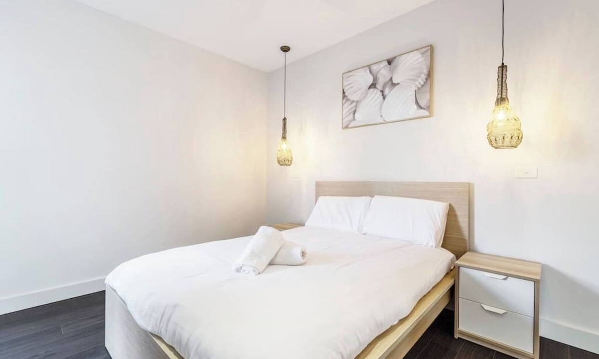 Bonbeach Apartment | Stroll to the beach + Indoor Parking!