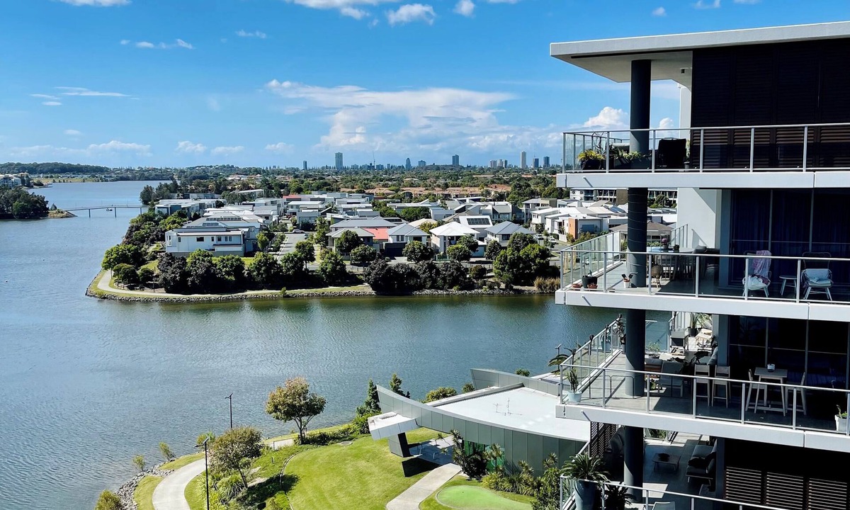 Varsity Lakes Apartment | Stunning large Gold Coast apartment with views and resort facilities