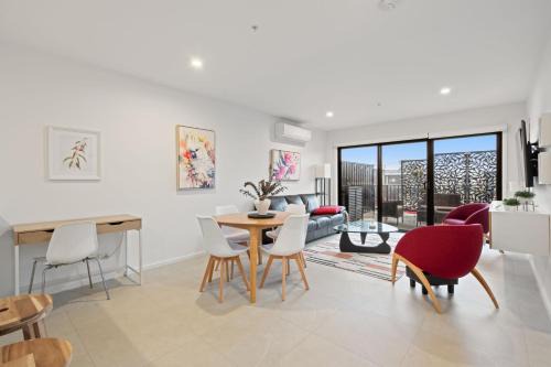 Taylor Apartment | Stylish 2-Bed Townhouse with Balcony