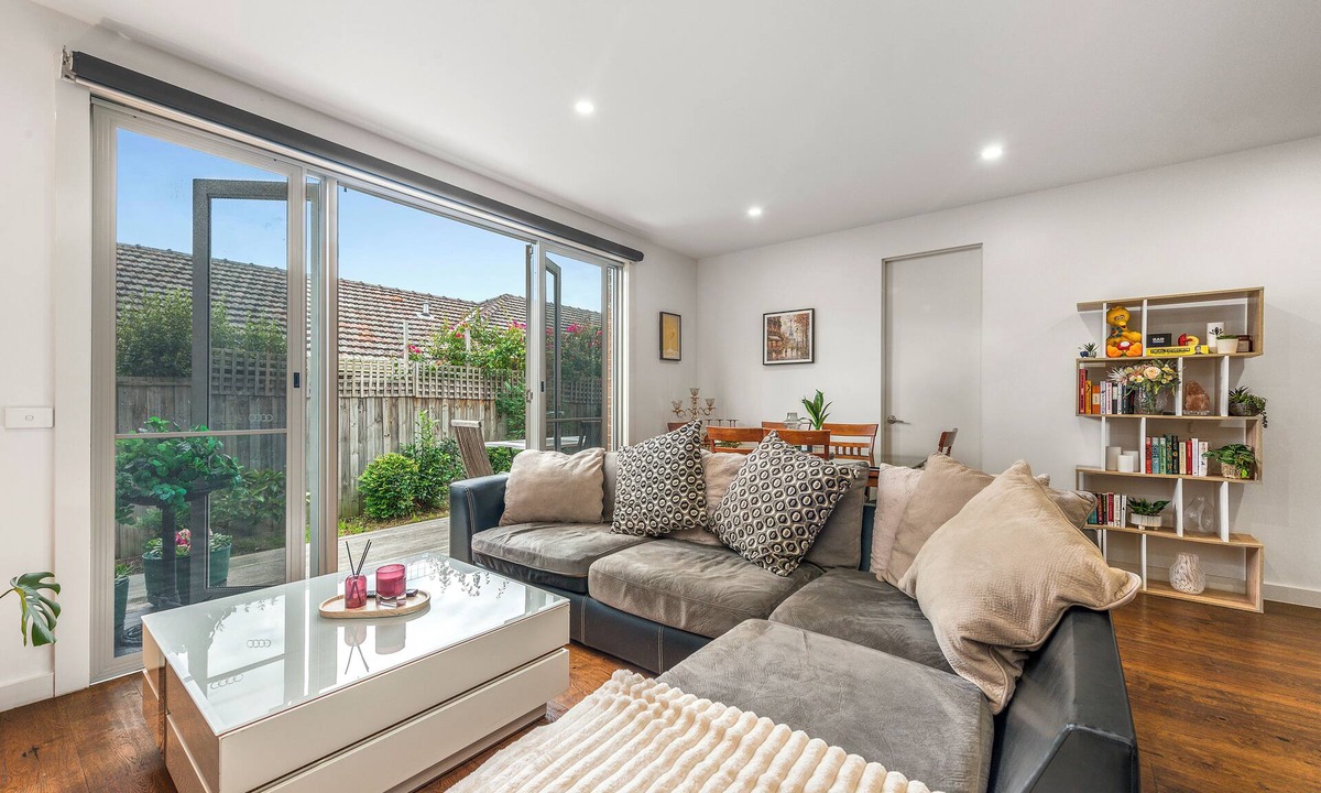 Melbourne House | Stylish Modern 3BR Townhouse in Camberwell near Train,Tram& Shops